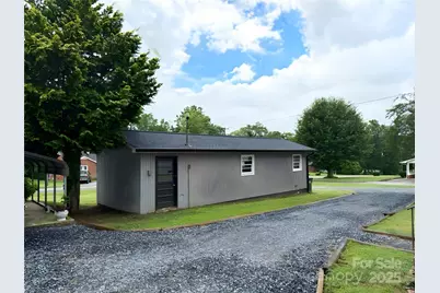 2202 16th Avenue NE, Hickory, NC 28601 - Photo 2