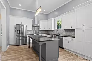 613 S Mulberry St, Statesville, NC 28677 - Photo 1