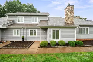 1017 21st Ave NE, Hickory, NC 28601 - Photo 2