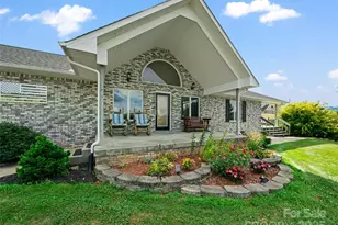 124 W Dogwood Cir, Burnsville, NC 28714 - Photo 2