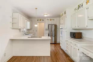 27 Country Rd, Hendersonville, NC 28791 - Photo 10