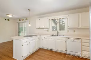 27 Country Rd, Hendersonville, NC 28791 - Photo 14