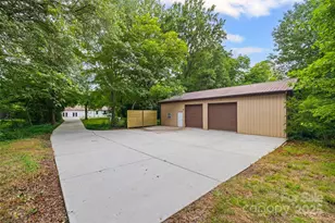 1045 Dooley Dr, Charlotte, NC 28227 - Photo 2