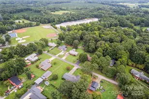 320 Forest Park Dr, Denton, NC 27239 - Photo 2