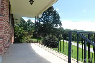 125 Fulton Dr, Hendersonville, NC 28792 - Photo 2