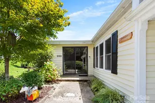 200 Cranbrook Cir, Hendersonville, NC 28792 - Photo 4