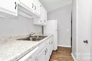 6146 Meadow Rose Ln, Charlotte, NC 28215 - Photo 8