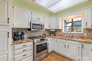 1401 Fleetwood Plaza, Hendersonville, NC 28739 - Photo 12