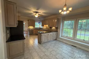 27 Mountain Lake Dr, Hendersonville, NC 28739 - Photo 4