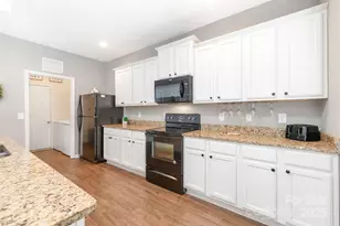 8207 Paw Valley Ln, Charlotte, NC 28214 - Photo 18