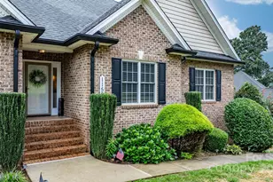 1158 Waterford Dr, Hickory, NC 28602 - Photo 2