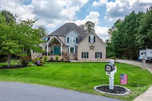 1801 Twin Ponds Dr, Hickory, NC 28602 - Photo 2