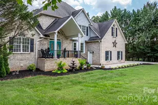 1801 Twin Ponds Dr, Hickory, NC 28602 - Photo 1