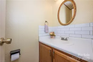 911 Shelby Dr, Greensboro, NC 27409 - Photo 18