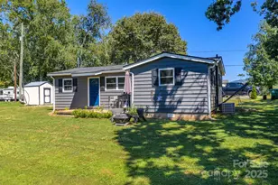 26 Center St, Candler, NC 28715 - Photo 2