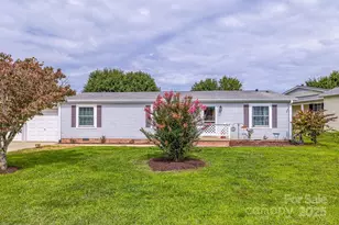 445 Riverwind Dr, Hendersonville, NC 28739 - Photo 2