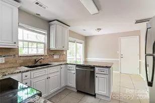 2331 Hunters Bluff Dr, Matthews, NC 28105 - Photo 6