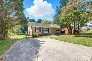 2925 Crescent Ln, Gastonia, NC 28052 - Photo 2