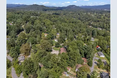 333 W Lake Avenue, Hendersonville, NC 28739 - Photo 14