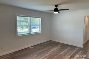 4333 Oak Forest Dr, Charlotte, NC 28215 - Photo 6