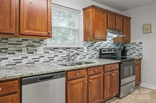 8200 Kerrybrook Cir, Charlotte, NC 28214 - Photo 10