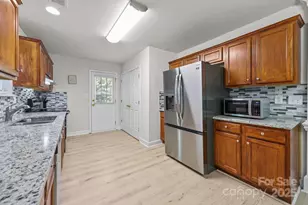 8200 Kerrybrook Cir, Charlotte, NC 28214 - Photo 12