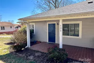 135 Haynes St, Hendersonville, NC 28791 - Photo 2