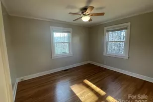 135 Haynes St, Hendersonville, NC 28791 - Photo 18