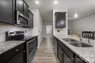 8105 Alderton Ln, Charlotte, NC 28215 - Photo 10