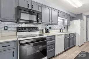 1634 Arlyn Cir, Charlotte, NC 28213 - Photo 4