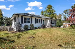 2115 N Stoney View Ct, Hendersonville, NC 28792 - Photo 2