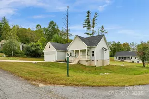 142 Crystal Heights Dr, Hendersonville, NC 28739 - Photo 2