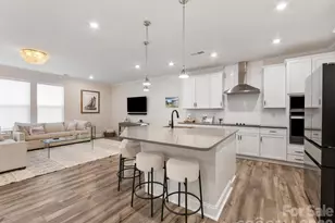 6033 Mariemont Cir, Charlotte, NC 28226 - Photo 2