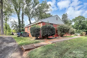 1916 Manteo Ct, Charlotte, NC 28208 - Photo 2