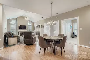 8406 Highland Glen Dr, Charlotte, NC 28269 - Photo 2