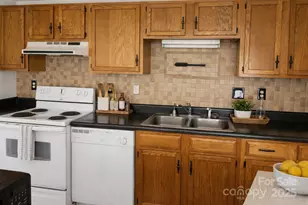 9511-A Shannon Green Dr, Charlotte, NC 28213 - Photo 4