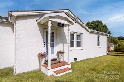 2625 20th Street Lane NE, Hickory, NC 28601 - Photo 2