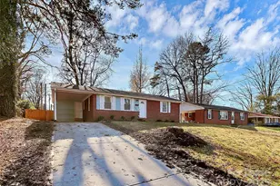 2921 Ravencroft Dr, Charlotte, NC 28208 - Photo 2