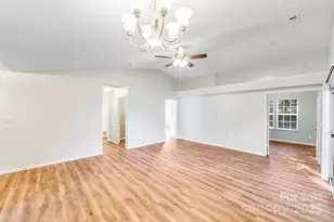 1626 Oakdale Green Dr, Charlotte, NC 28216 - Photo 2