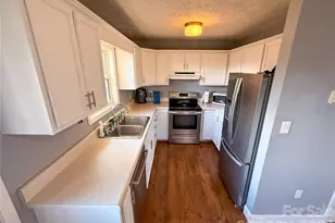 45 Pleasant Ct, Flat Rock, NC 28731 - Photo 2