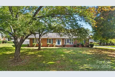 2010 Elizabeth Avenue, Hickory, NC 28602 - Photo 2