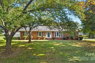 2010 Elizabeth Ave, Hickory, NC 28602 - Photo 2