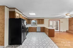 2010 Elizabeth Ave, Hickory, NC 28602 - Photo 10