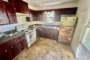 300 E Cedar St, Yadkinville, NC 27055 - Photo 12