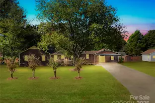 700 Chestnut Ln, Matthews, NC 28104 - Photo 1