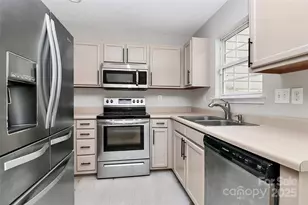 10219 Reindeer Way Ln, Charlotte, NC 28216 - Photo 8