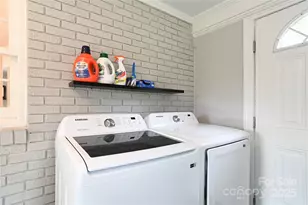 914 Crestmere St, Charlotte, NC 28208 - Photo 32