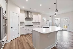 909 Kayla Ct, Matthews, NC 28104 - Photo 2