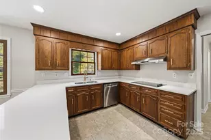 7116 Hollyhouse Dr, Charlotte, NC 28215 - Photo 8