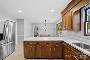 7116 Hollyhouse Dr, Charlotte, NC 28215 - Photo 10